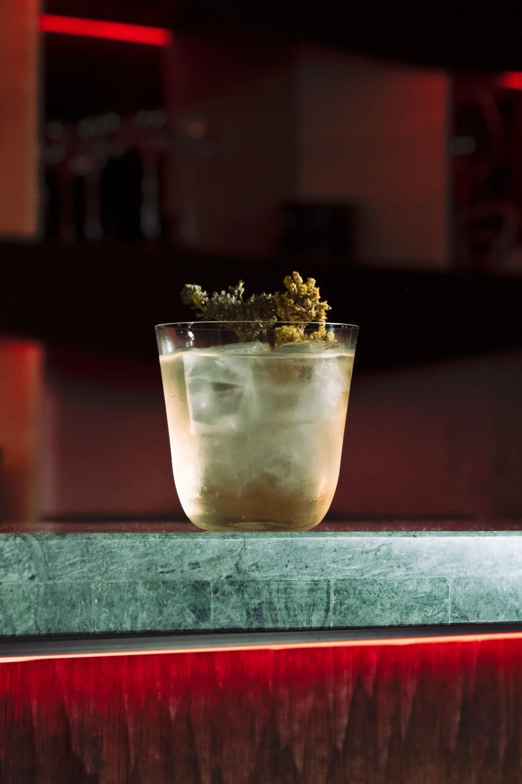 Un cocktail sur le comptoir en marbre vert