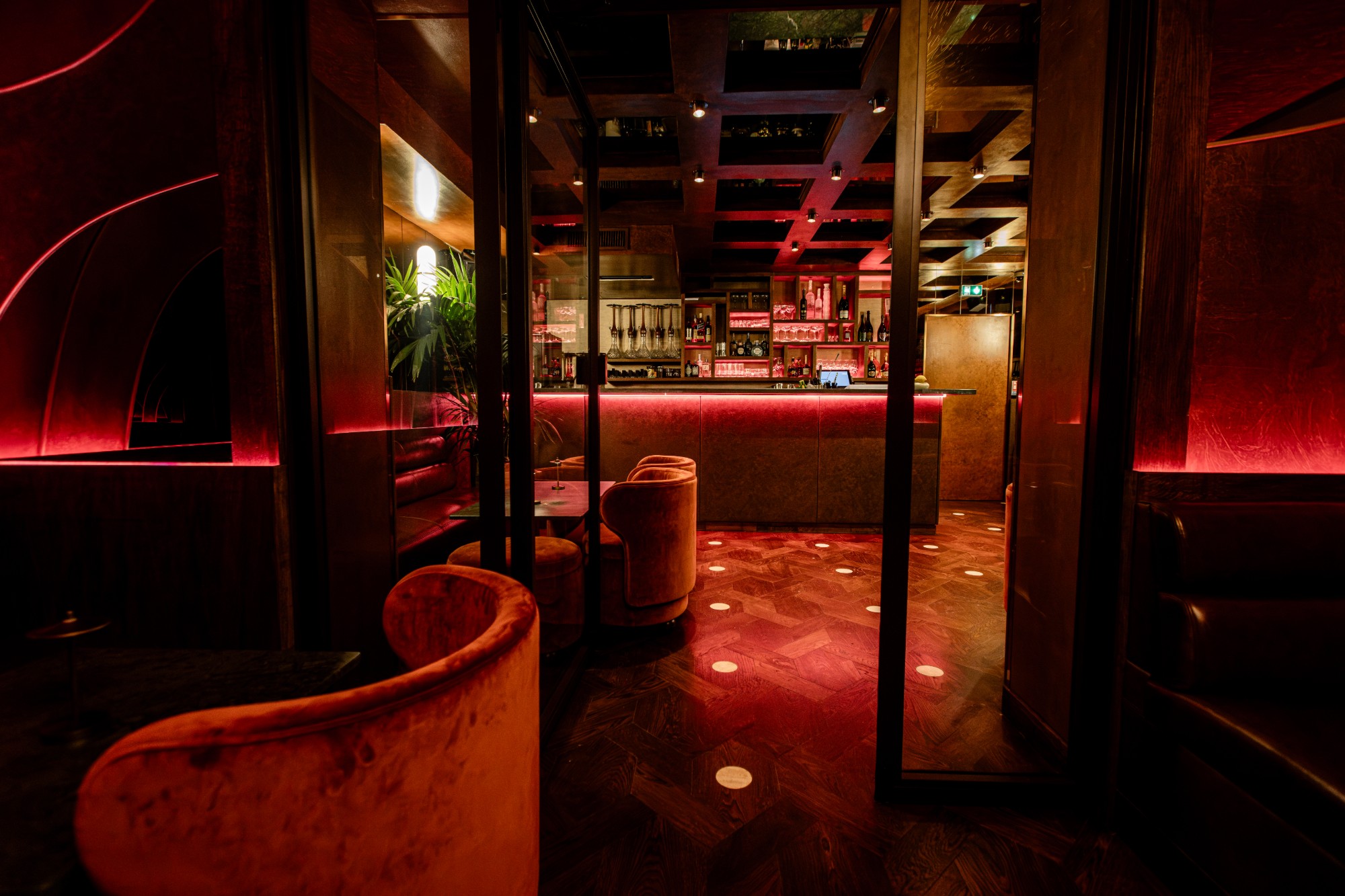 Les fauteuils en velours du lounge