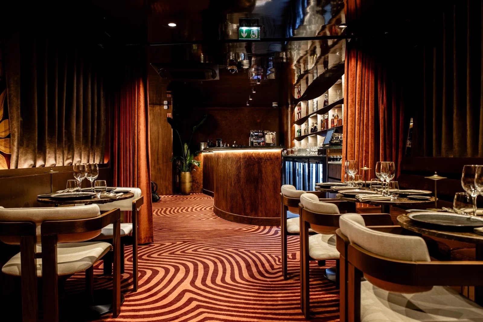 La salle et le bar, rideaux de velours et tapis