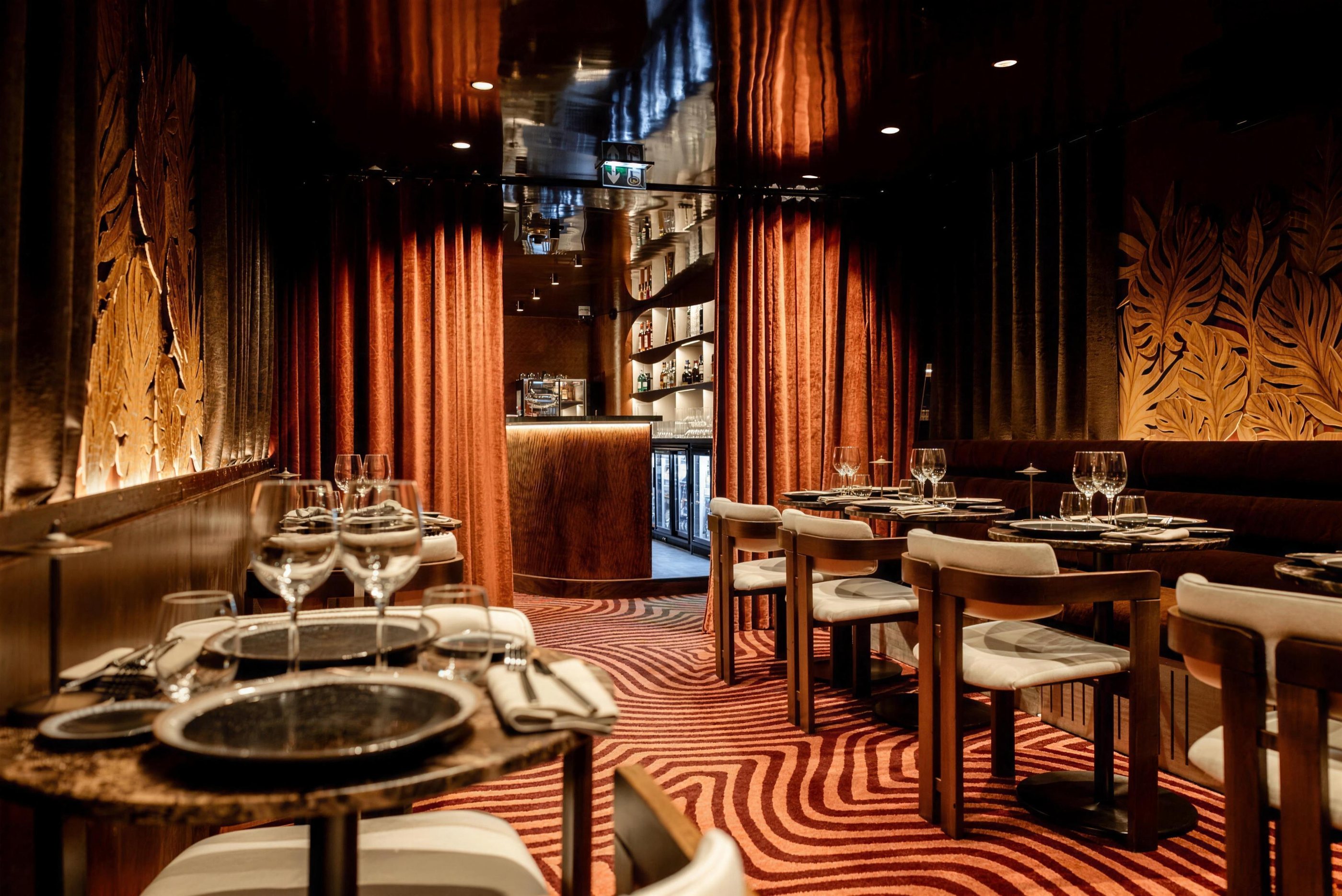 Le salon privé, ses tables dressées et le bar