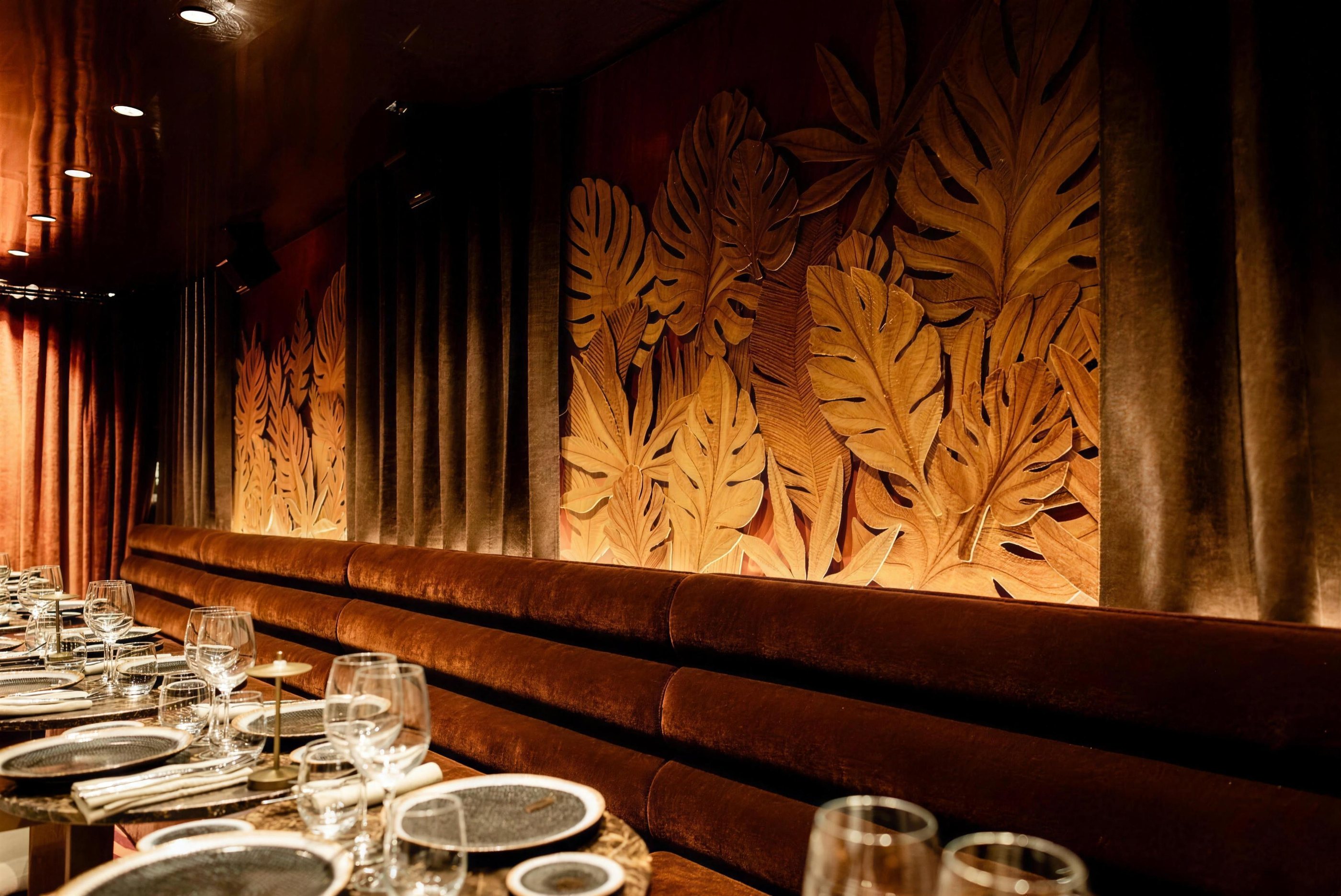 Les feuillages sculptés au-dessus de la banquette en velours