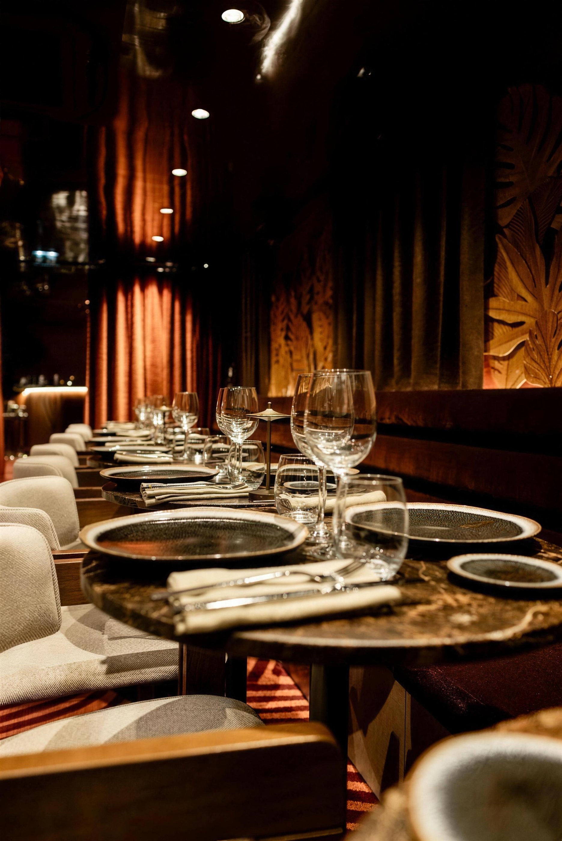 Une longue table dressée dans le salon privé